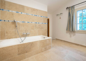 Towels and bed linens included