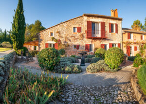 Mas de caractère avec vue sur la nature provençale