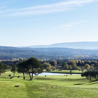 Parcours verdoyant du Golf de Saumane