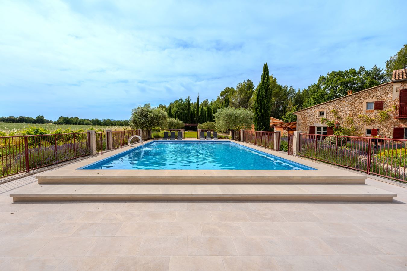 Piscine chauffée dans un cadre provençal Heated pool in a renovated Provençal farmhouse